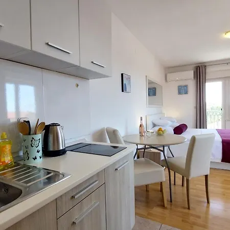 Sea Side Apartment *
